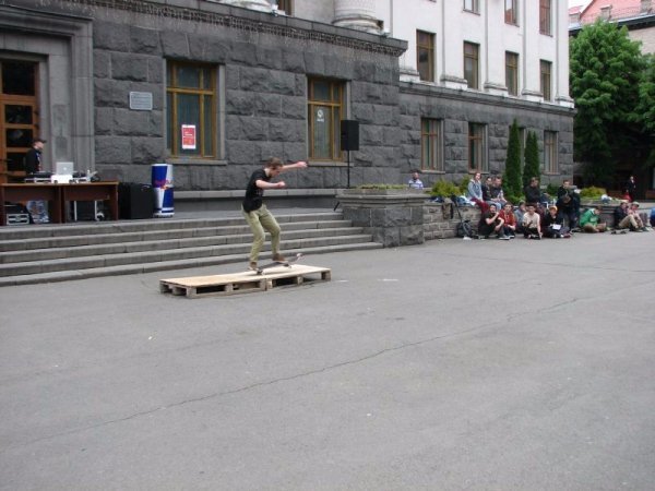 На «Art Territory‬» молодь займалася урбаністичними видами спорту. ФОТО