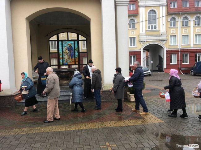 У луцькому соборі освячують великодні кошики. ФОТО