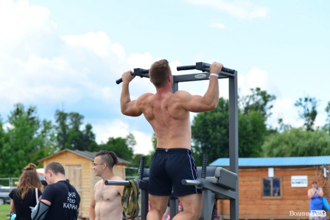 Як у Луцьку на «Бандерштаті» змагалися силачі. ФОТО  