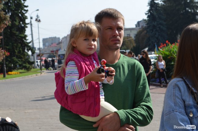 «Був сміливим, добрим і завжди допомагав»: у Луцьку попрощалися з Героєм Юрієм Лавренчуком. ФОТОРЕПОРТАЖ