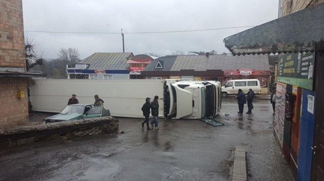 У місті на Волині  фура перекинулась на тротуар. ФОТО