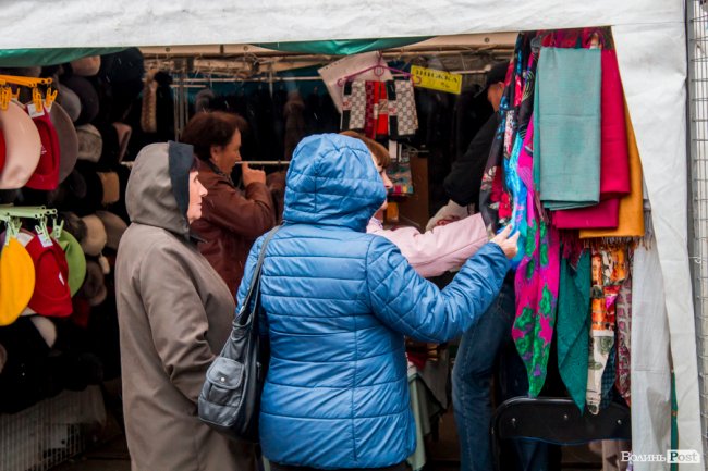 Від білизни до шикарних шуб: у Луцьку – Харківський ярмарок. ФОТО