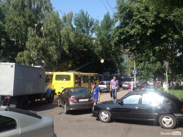 Луцькі тролейбуси одночасно зупинилися в центрі міста. ФОТО