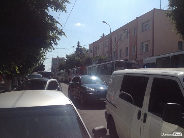 Луцькі тролейбуси одночасно зупинилися в центрі міста. ФОТО