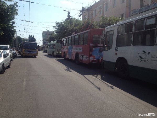 Луцькі тролейбуси одночасно зупинилися в центрі міста. ФОТО