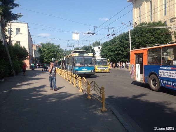 Луцькі тролейбуси одночасно зупинилися в центрі міста. ФОТО