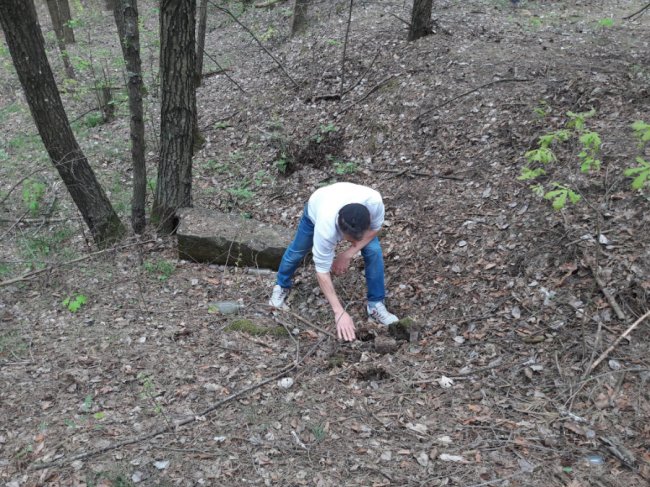 У лісі і біля дитсадка на Волині знайшли єврейські надгробки