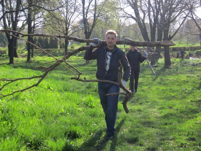 У Володимирі прибрали парк «Слов’янський»