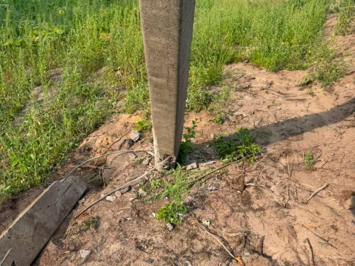 На Волині водій в'їхав у стовп та втік з місця аварії
