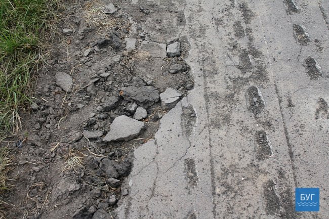 У селі на Волині трактор пошкодив майже півкілометра дороги. ФОТО