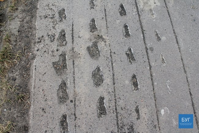 У селі на Волині трактор пошкодив майже півкілометра дороги. ФОТО