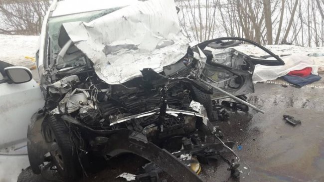 Смертельна аварія на  трасі Луцьк-Ковель: легковик зіткнувся з бусом. ФОТО