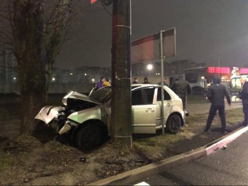 На проспекті Соборності автівка влетіла у дерево, постраждали двоє людей