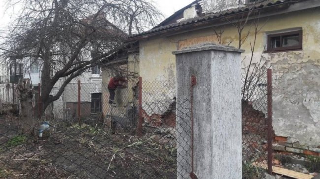 У серці Луцька забарикадували загиджений безхатьками історичний будинок. ФОТО