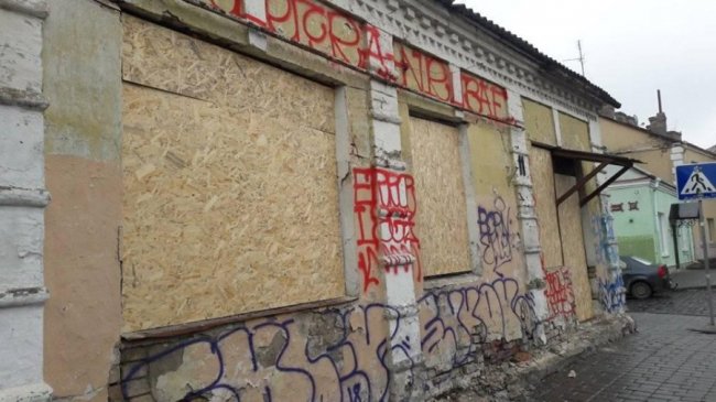 У серці Луцька забарикадували загиджений безхатьками історичний будинок. ФОТО