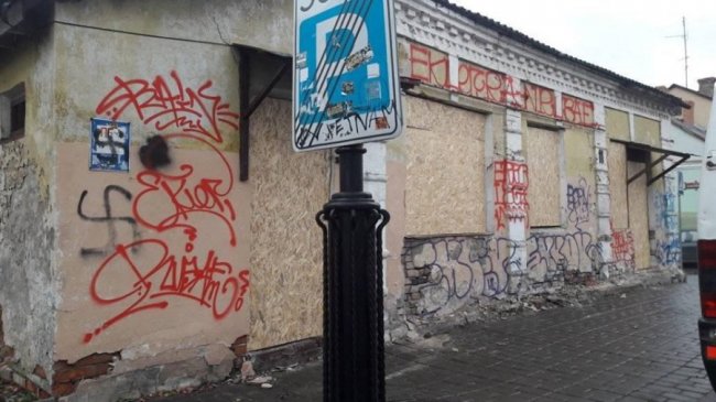 У серці Луцька забарикадували загиджений безхатьками історичний будинок. ФОТО