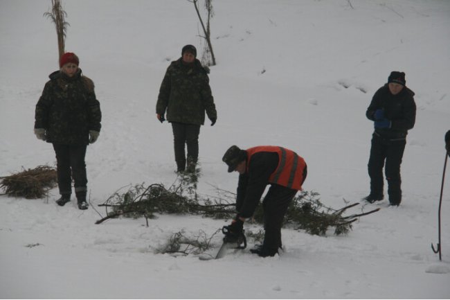 У луцькому парку рубають ополонки, щоб врятувати рибу. ФОТО