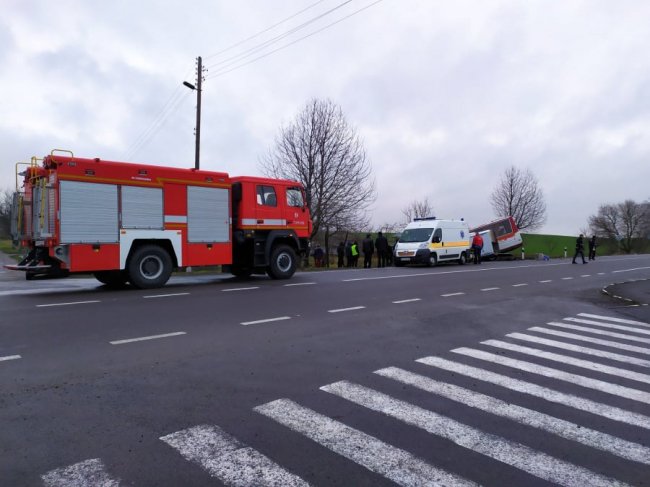 Автотроща на Волині за участю маршрутки та буса: двох водіїв вирізали рятувальники. ФОТО