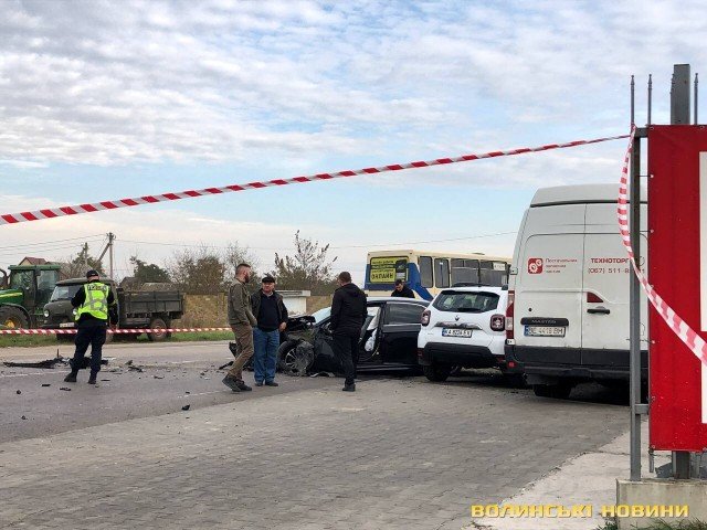 Автотроща під Луцьком: зіткнулися вантажівка і три легковики