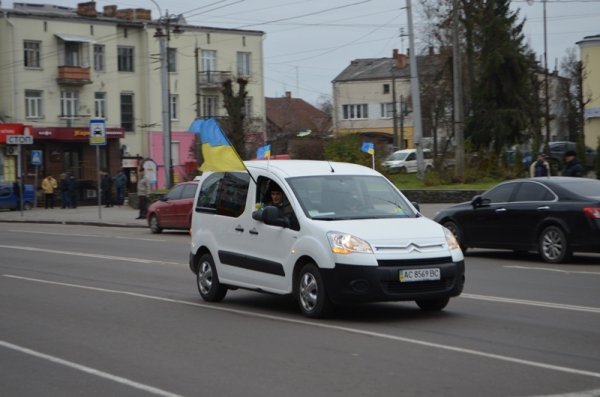 Автопробіг у Луцьку: усіх кличуть на майдан. ФОТО. ВІДЕО