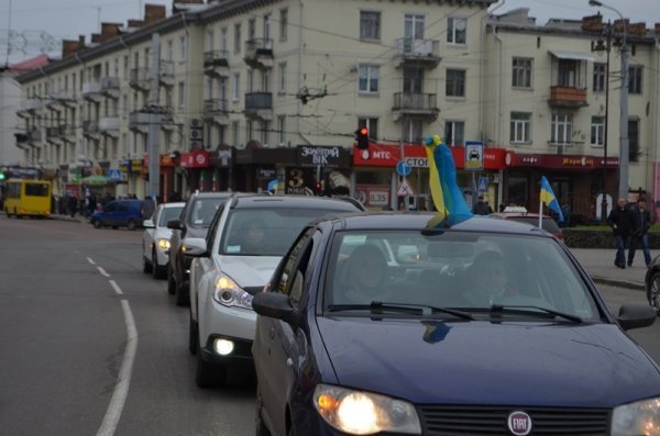 Автопробіг у Луцьку: усіх кличуть на майдан. ФОТО. ВІДЕО