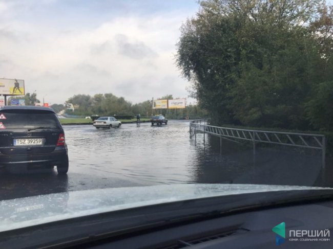 Ні пройти, ні проїхати: у Луцьку залило Набережну 