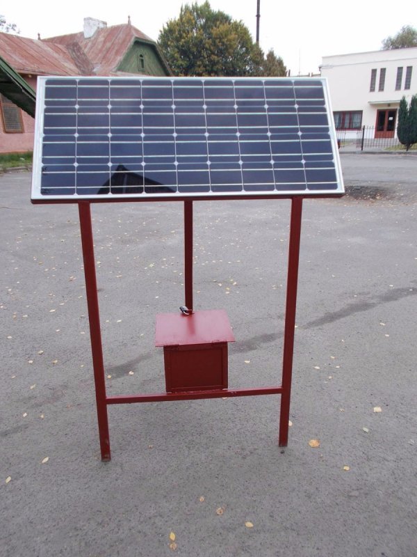 У Луцьку встановили ліхтар, що працює на сонячній енергії. ФОТО