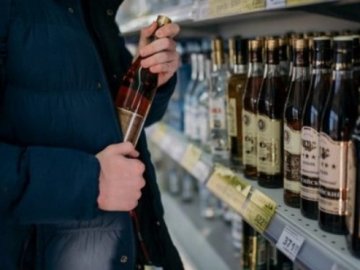 Крав алкоголь та повітряні кульки: на Волині школяр двічі за рік «обчистив» магазин