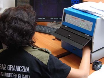 В аеропорту у Польщі виявили українця з повним паспортом фальшивих штемпелів