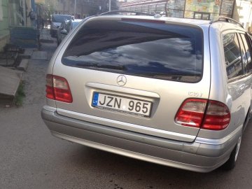 У Луцьку водійка «євроблях» стукнула машину і втікла, - соцмережі. ФОТО