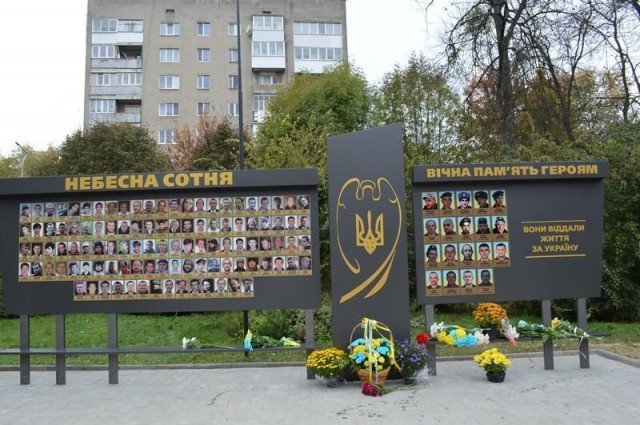 У місті на Волині відкрили стелу на честь загиблих Героїв. ФОТО