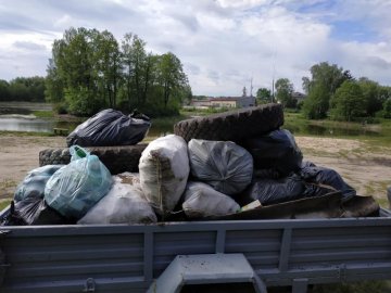 На Волині небайдужі прибрали завалене сміттям озеро. ФОТО