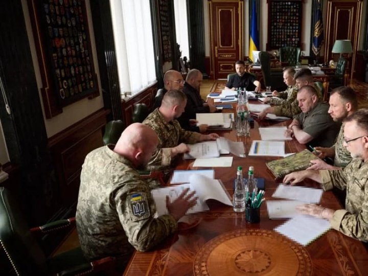 Бойовим підрозділам збільшать фінансування, а пікапи можна буде купляти, як дрони, - Зеленський