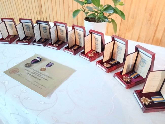 У громаді на Волині родинам полеглих воїнів вручили посмертні нагороди Героїв. ФОТО