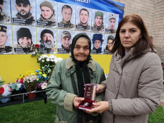 У громаді на Волині родинам полеглих воїнів вручили посмертні нагороди Героїв. ФОТО