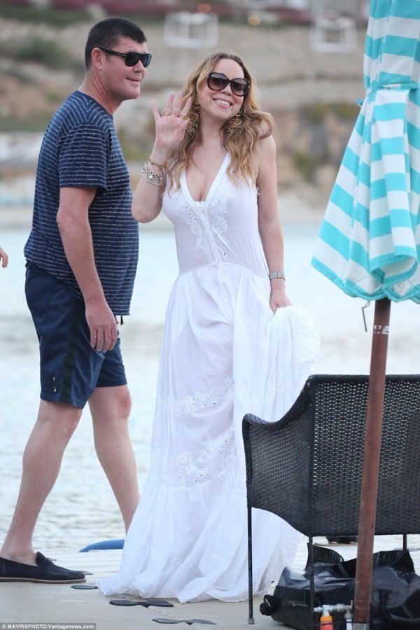 Мерая Кері забула одягнути білизну на відпочинок. ФОТО