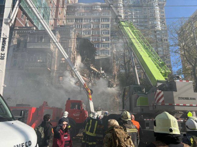 Удар дронами-камікадзе по багатоповерхівці в Києві: загинула одна людина
