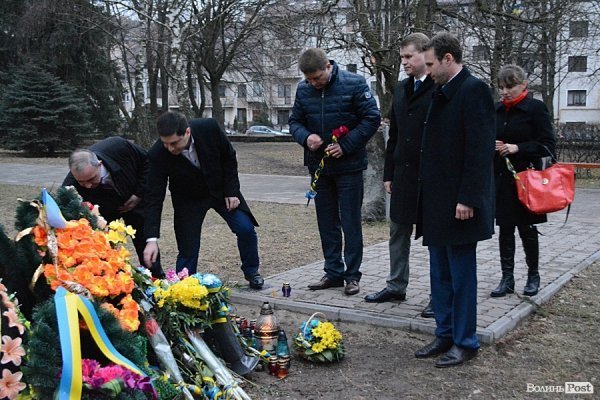 Мер Волновахи в Луцьку вшанував вбитих бійців з 51 бригади та героя Майдану. ФОТО