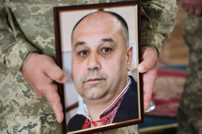 Лучани навколішки прощалися з Героєм Олександром Юзвою