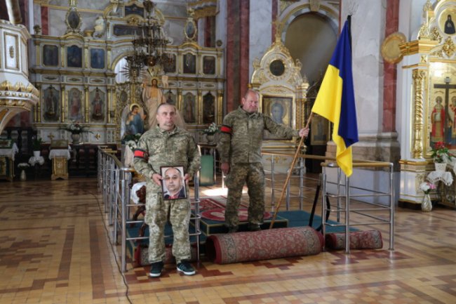 Лучани навколішки прощалися з Героєм Олександром Юзвою