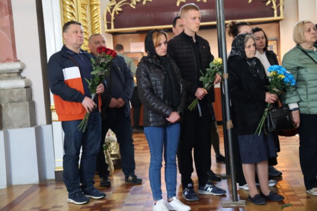 Лучани навколішки прощалися з Героєм Олександром Юзвою