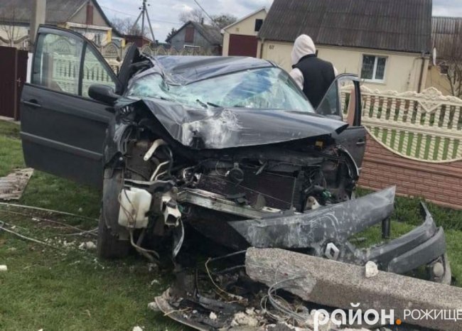 На Волині хлопець за кермом легковика врізався в електроопору. ФОТО