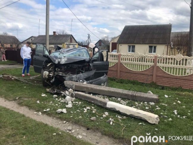 На Волині хлопець за кермом легковика врізався в електроопору. ФОТО