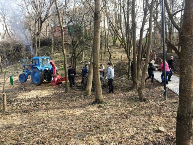 Великдень близько: Луцьк почали «зачищати» від сміття. ФОТО