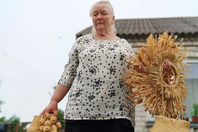 Народна майстриня з Волині із сім'єю заготовляє матеріали для соломоплетіння. ВІДЕО