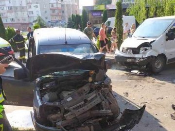 У Луцьку на Кравчука – ДТП: авто розтрощене вщент 