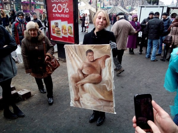 На Майдан принесли голого «Януковича»