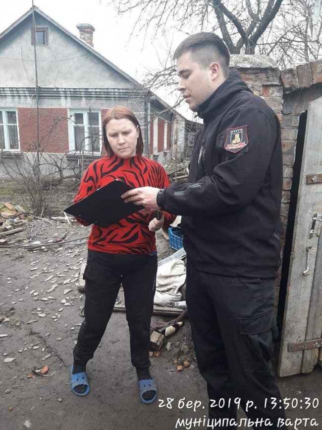 Лучанка наскладала біля свого будинку гори сміття