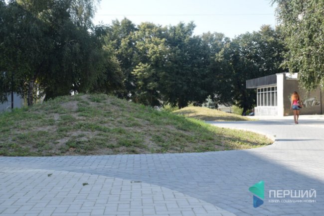 «Снігові» дерева, LED-ліхтарі: у центрі Луцька завершують новий сквер. ФОТО