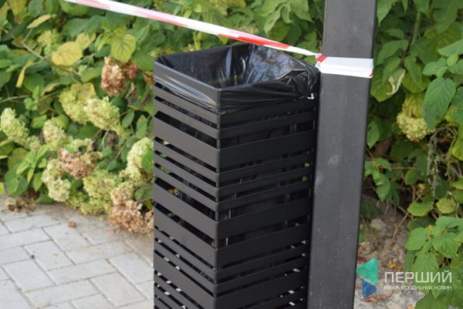 «Снігові» дерева, LED-ліхтарі: у центрі Луцька завершують новий сквер. ФОТО